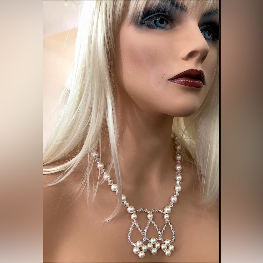NWT Simple Pearl & Crystals Necklace Set